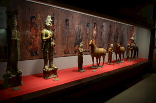 古代精美雕塑陈列展示