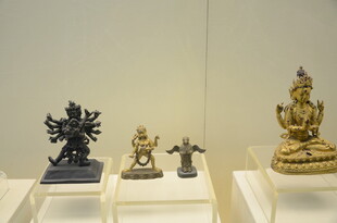 古代精美佛像文物展示