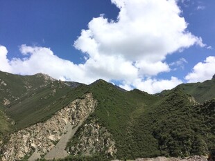 蓝天白云下的壮美山峦