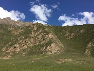 高山草原蓝天白云美景