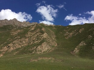 高山草原蓝天美景