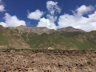 高山旷野蓝天白云美景