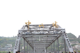 复古铁桥 金色雕塑显独特