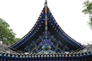 中式古建筑屋檐一角