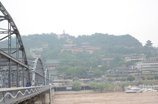 江边铁桥与远处山峦景观