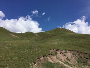草原山坡蓝天美景