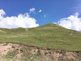 草原山丘蓝天美景