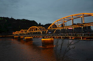 夜幕下的璀璨桥梁