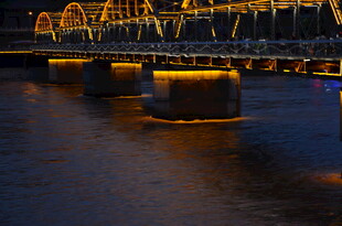 夜晚璀璨灯光下的桥梁