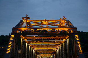 黄昏里的钢铁桥梁景观