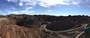 壮丽露天矿坑景观