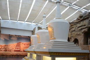 室内展陈的古老佛塔