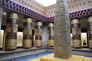 古埃及风格建筑内的石柱