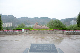 雨后广场与远山景致