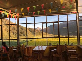 窗景如画的温馨餐厅空间