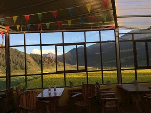 窗景如画的户外休闲餐厅