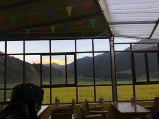 室内望外的美丽自然风光