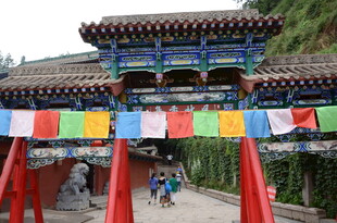 藏式牌坊下的多彩经幡