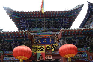 中式古建筑前的红灯笼