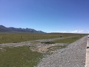草原铁路旁的开阔风景