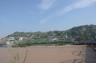 江边风景 远山与浑水