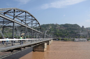 黄河上的钢架桥梁