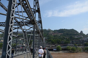 男子漫步铁桥之上