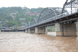 江上铁桥横跨湍急水域