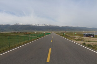 宽阔公路伸向远方