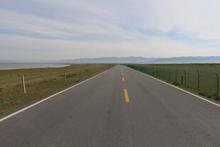 宽阔公路伸向远方