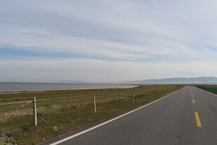 空旷公路延伸向远方