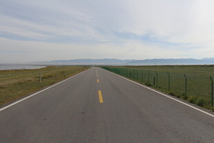 空旷公路伸向远方