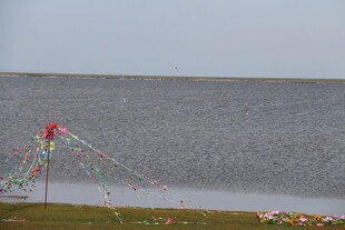 湖边多彩风筝装点美丽风景