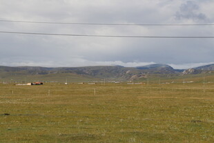 草原远景 山峦隐现