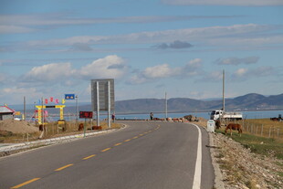 宽阔公路伸向远方