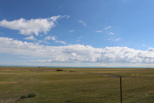 辽阔草原蓝天白云美景