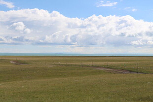 广袤草原与天际云海景观