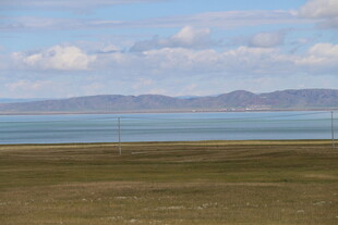 辽阔草原旁的蓝色湖泊