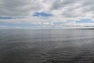 广阔海面与多云天空