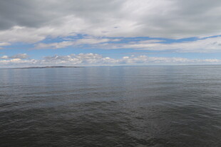 广阔海面与多云天空景象