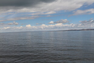 广阔海面与多云天空