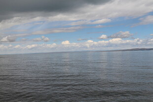 广阔海面与多云天空