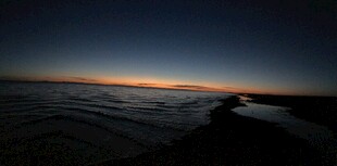 海边暮色中的宁静海岸线