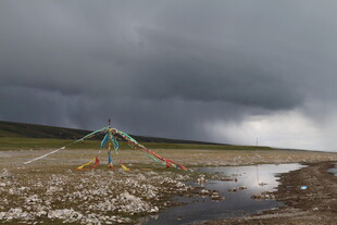 荒野中搭建在积水旁的帐篷