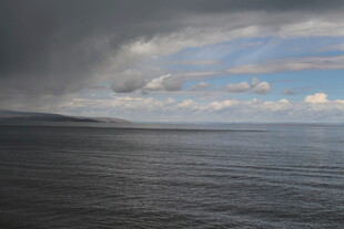 海上乌云密布的壮阔景象