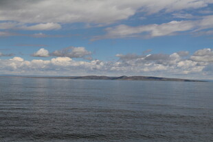 广阔海面与蓝天白云景观