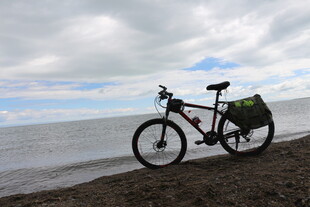 海边停放的山地自行车