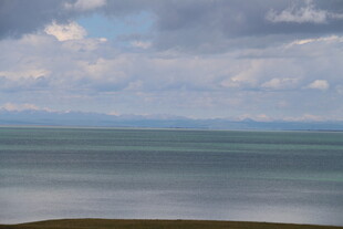 广阔海面与天空的自然景致