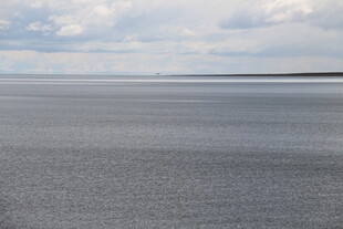 广阔平静的湖面景象