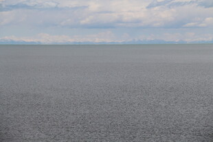 空旷平坦的灰色路面